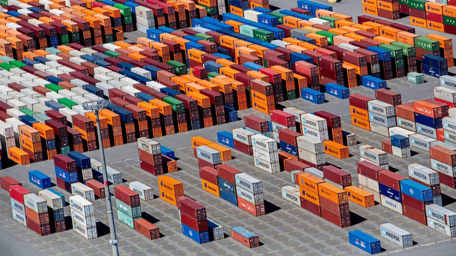 Kompromiss getroffen, doch hohe Zölle bleiben: Der Zollstreit mit den USA belastet viele Industriebetriebe (Foto: Hauke-Christian Dittrich/dpa)