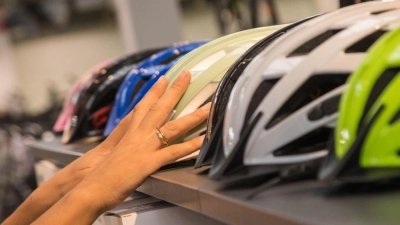 Sitzt, passt, schützt: Der richtige Fahrradhelm macht den Unterschied. (Foto: Christin Klose/dpa-tmn)