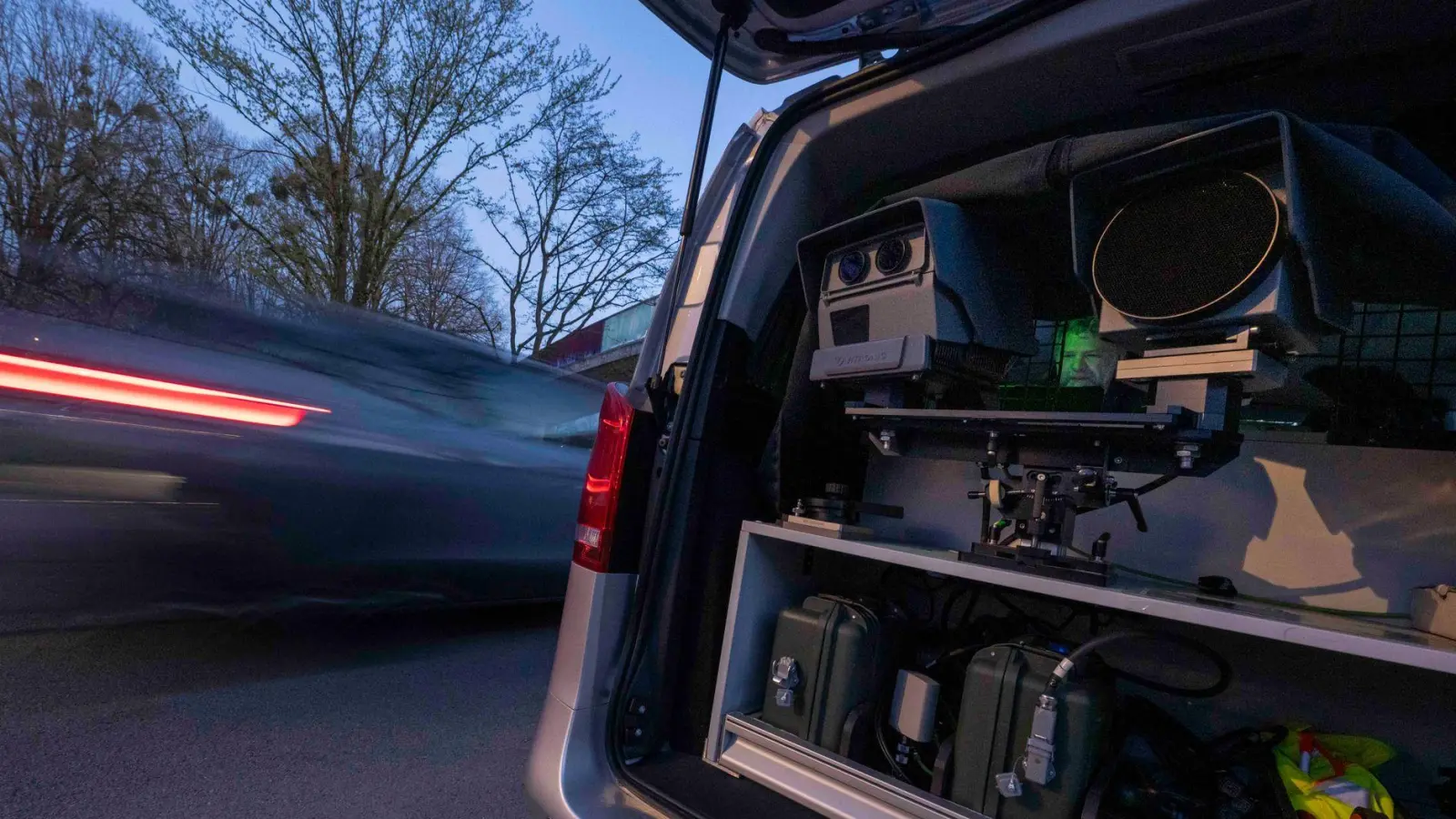 In einer Tempo-20-Zone in Donauwörth blitzte die Zivilstreife die Autofahrerin mit ihrem Wagen. (Symbolbild) (Foto: Peter Kneffel/dpa)