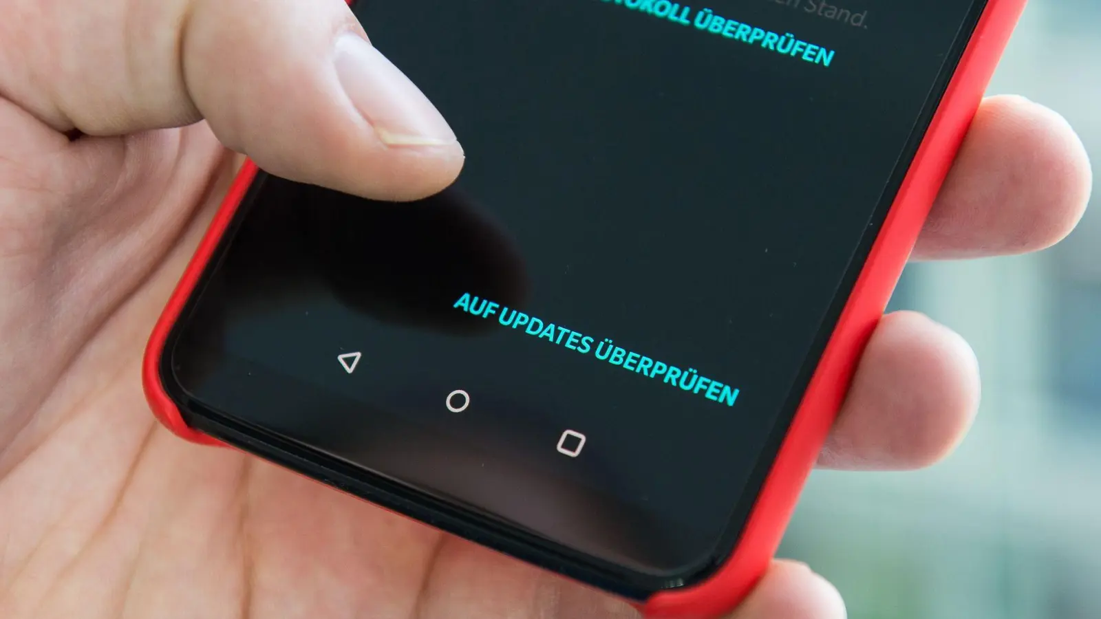 Wer Updates ignoriert, erleichtert es Kriminellen, Geräte mit Schadsoftware zu infizieren und an sensible Daten und Informationen zu gelangen. (Foto: Silas Stein/dpa-tmn)