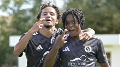 Es gab Fußballer im Trikot der SpVgg Ansbach, die am Wochenende einen freudigen Spieltag verbrachten. Diese beiden zum Beispiel, Karim Hamdi (links) und Justin Akedolor, die mit dem U17-Landesligateam einen Sieg feierten. Aber zunächst zur ersten Mannschaft der nullneuner, bei der die Stimmung nach Abpfiff des Pokalspiels eher gedrückt war. (Foto: Martin Rügner)