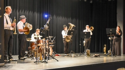 Die „BlechMafia” bot mit Matthias Eckart, Charly Hopp, Wolfgang Schniske, Susumu Kakizoe, Stephen Jenkins und Regina Scherer (von links) ein niveauvolles Programm. (Foto: Anita Dlugoß)