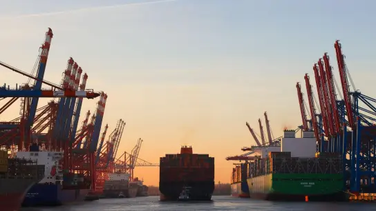Das Containerschiff Al Jmeliyah der Reederei Hapag-Lloyd verlässt den Hamburger Hafen. (Foto: Christian Charisius/dpa)
