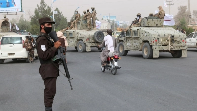 Taliban-Kämpfer patrouillieren im afghanischen Kandahar. (Foto: Abdul Khaliq/AP/dpa)