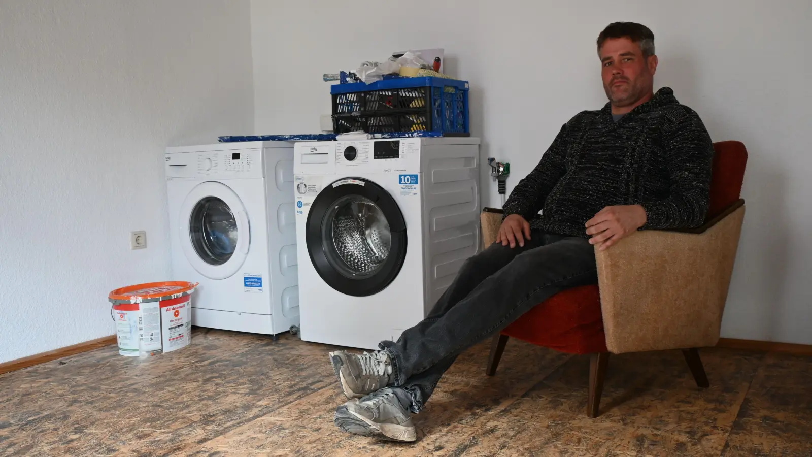 Der Gemeindehelfer Ingo Sips hat den neuen Waschsalon mit auf die Beine gestellt. Das Inventar wird sich von den beiden Waschmaschinen auf zwei Trockner und eine größere Sitzecke erweitern. (Foto: Luca Paul)