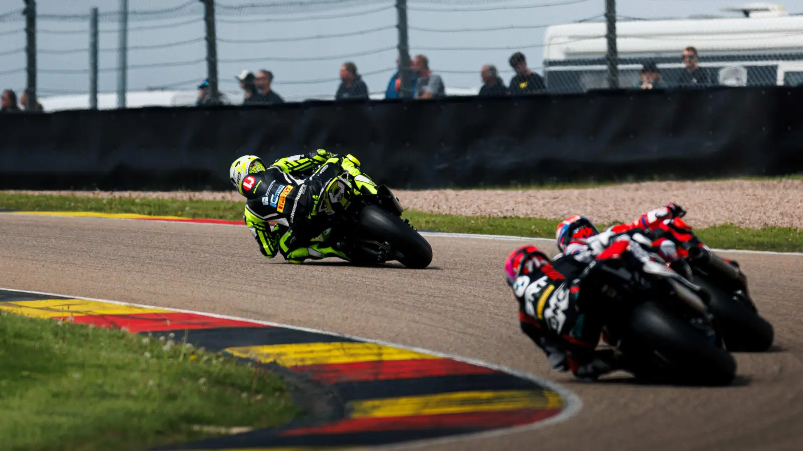 In Kurvenlage: Marco Fetz (links) auf dem Sachsenring. (Foto: Tim Fritzsch)