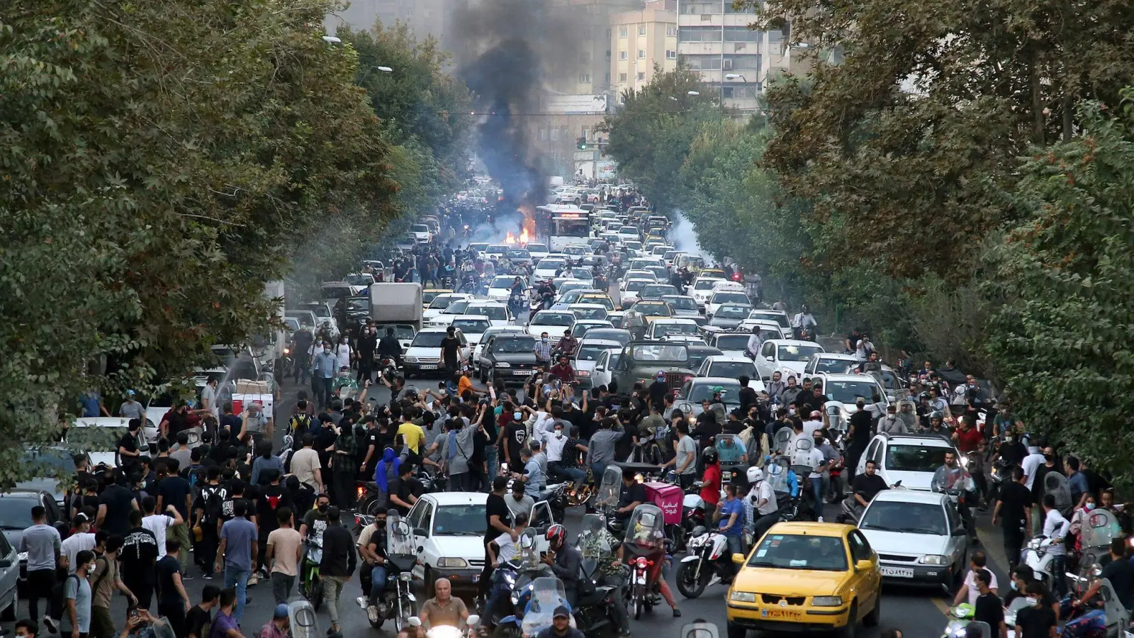 Demonstranten in der Innenstadt von Teheran skandieren Parolen gegen den Tod der 22-jährigen Iranerin Mahsa Amini. (Foto: Uncredited/AP/dpa)
