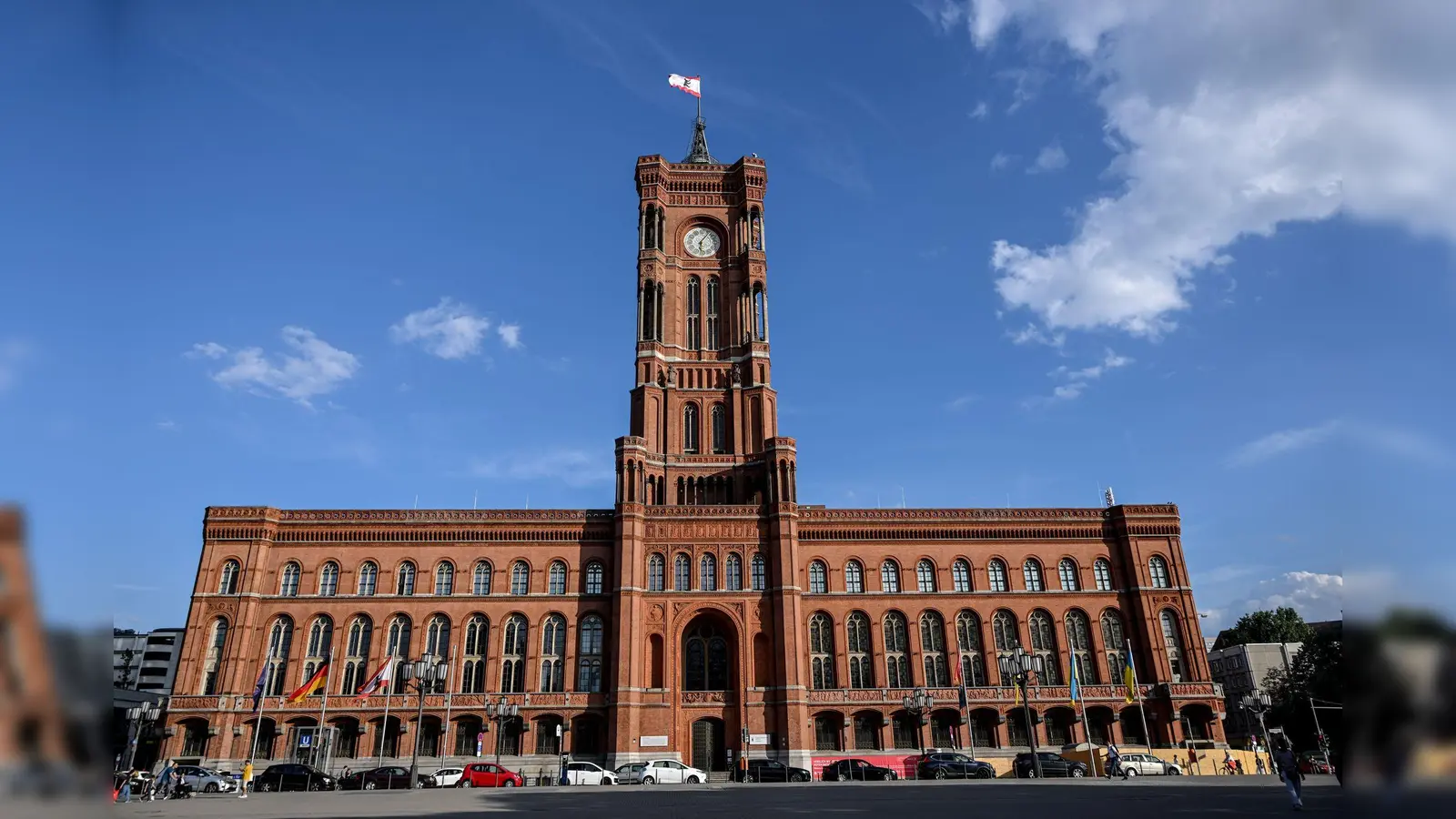 Linke, Grüne und SPD wollen in Berlin weiter darüber sondieren, ob sie eine Regierungskoalition hinbekommen - mit der Linke-Politikerin Elif Eralp als Chefin im Roten Rathaus. (Symbolbild)  (Foto: Britta Pedersen/dpa)