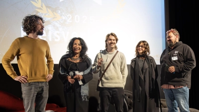 Regisseur Knut Kuhles (Mitte) wurde für seinen Beitrag „Captured” mit dem Preis für den besten Kurzfilm im Beyond-Wettbewerb 2025 ausgezeichnet. Er überzeugte die vierköpfige Jury mit (von links) Dr. Stephan Hilpert, Gülsel Özkan, Alena Pfanz und Wolfgang Grebenhof. (Foto: Andreas Kunkel)