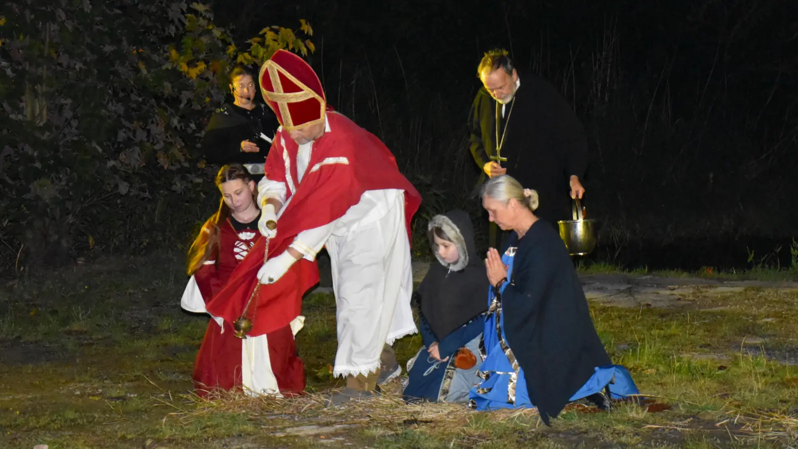 „Das Wunder von Rauenzell“: Der Legende nach gelang es nur dem Bischof, eine heruntergefallene Hostie aufzuheben. (Foto: Werner Wenk)