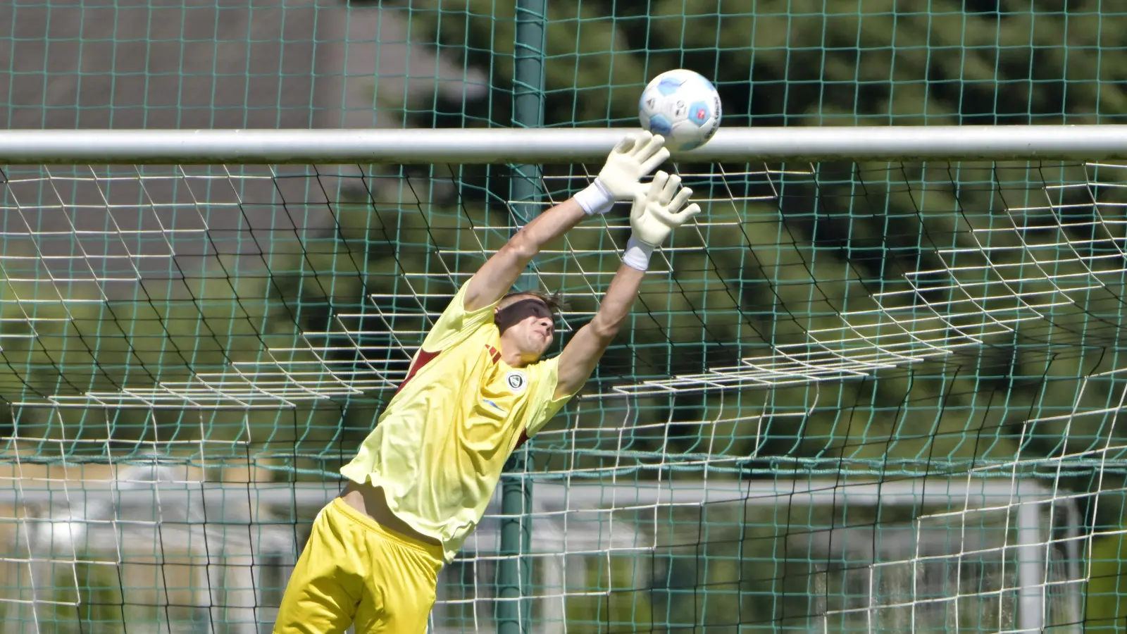 SpVgg-Torhüter Lukas Peterson (hier in einem anderen Spiel) zeigte in der ersten Halbzeit einige starke Paraden. (Foto: Martin Rügner)