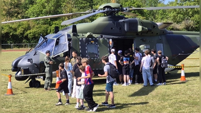 Als Attraktion entsprechend umlagert war der Hubschrauber der Bundeswehr. (Foto: Margit Schwandt)