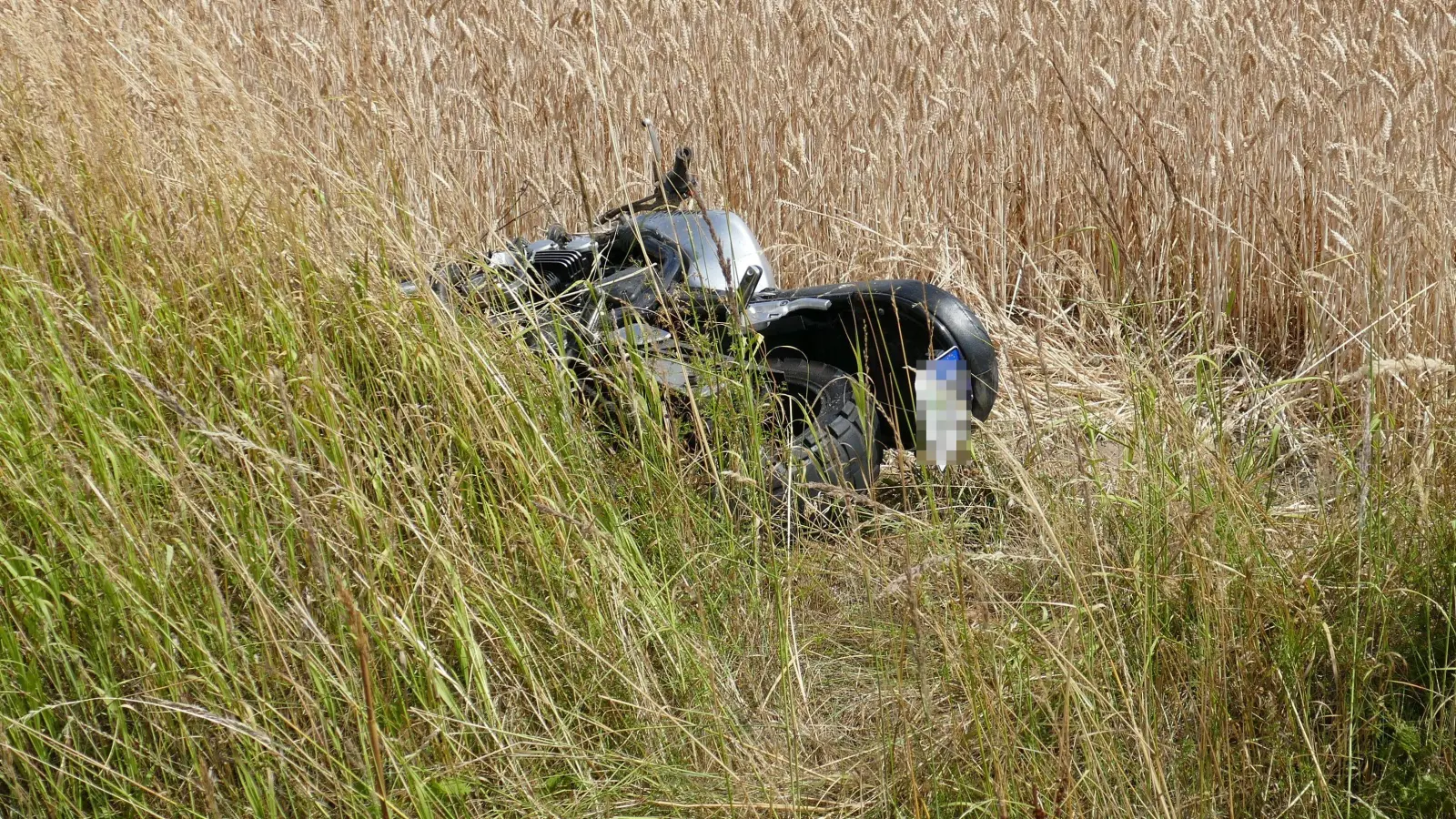 Das Motorrad des 25-Jährigen landete zwischen Rezelsdorf und Weisendorf neben der Straße - für den Fahrer kam jede Hilfe zu spät, er verstarb noch an der Unfallstelle. (Foto: Theo Kretzmann)