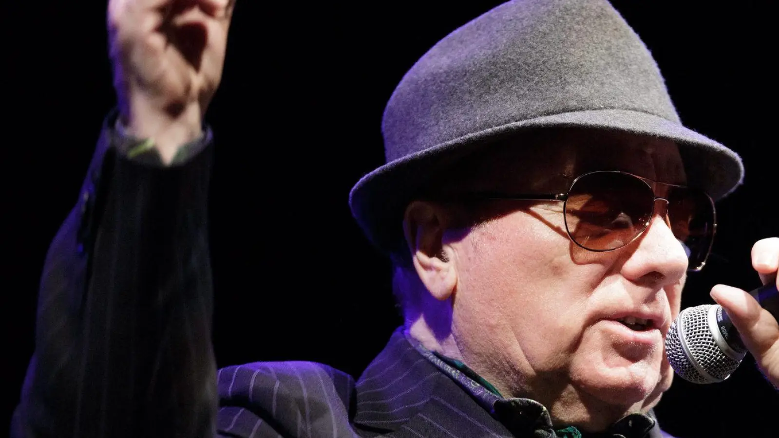 Rund um seinen 80. Geburtstag steht Van Morrison in seiner Heimatstadt Belfast auf der Bühne. (Archivbild) (Foto: Georg Hochmuth/epa/dpa)
