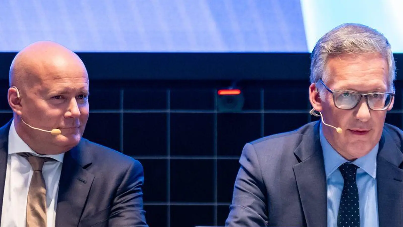 VDA-Geschäftsführer Jürgen Mindel (rechts) und der Rechtsanwalt Christian Vorländer (links) als Vertreter der Messe MÜnchen präsentieren das Konzept der bevorstehenden Automesse IAA. Die bedrängten deutschen Hersteller wollen ein „Signal der Zuversicht“ senden.  (Foto: Lennart Preiss/dpa)