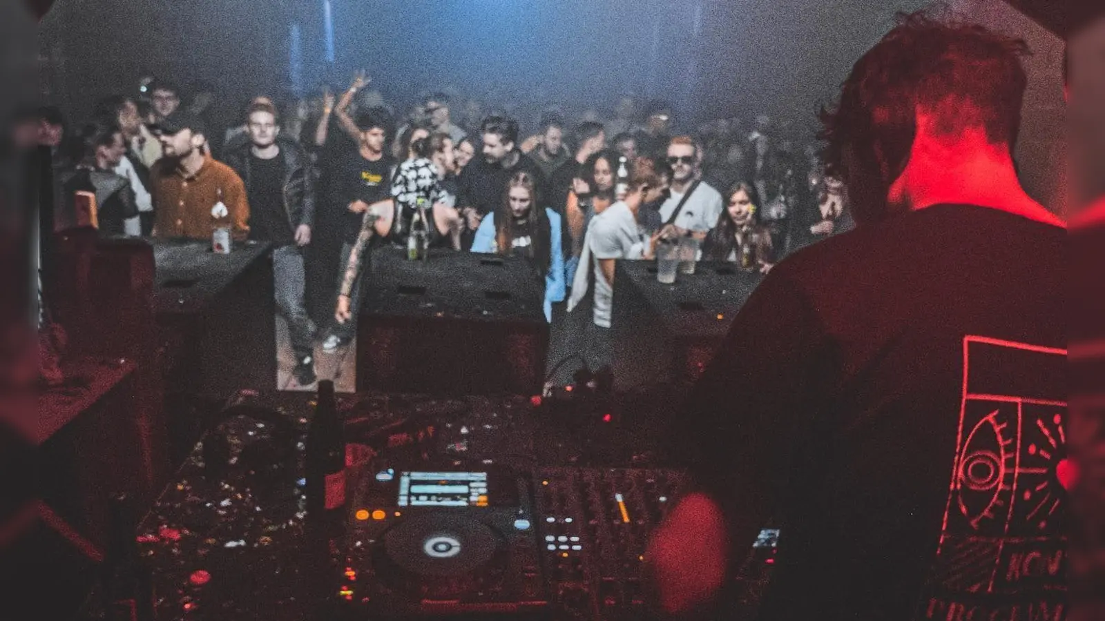 Ein Foto von einem Rave, also einer technoiden Tanzveranstaltung, in der jetzt gesperrten Halle der Alten Ziegelei in Neustadt. (Foto: privat)