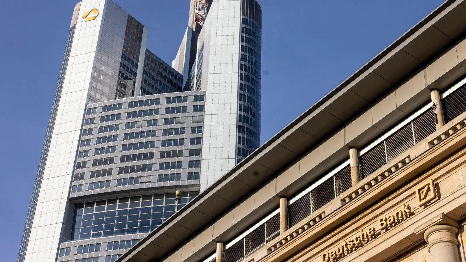 Blick auf den Commerzbank-Tower (l) und eine Filiale der Deutschen Bank im Frankfurter Bankenviertel (Symbolbild). (Foto: Helmut Fricke/dpa)
