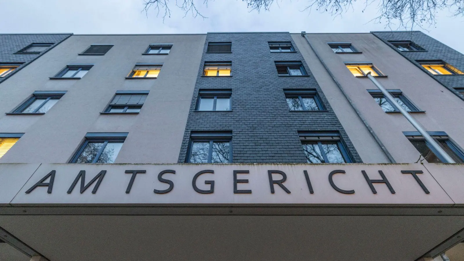 Das Amtsgericht Leverkusen hat wegen der Planung und Vorbereitung eines Terroranschlags einen Haftbefehl gegen einen 15-Jährigen aus dem Rheinisch-Bergischen-Kreis in Nordrhein-Westfalen erlassen. (Foto: Christoph Reichwein/dpa)