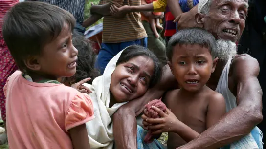 Angehörige der muslimischen Minderheit der Rohingyas weinen an der Grenze zu Bangladesch. (Archivbild) (Foto: Mushfiq Alam/AP/dpa)