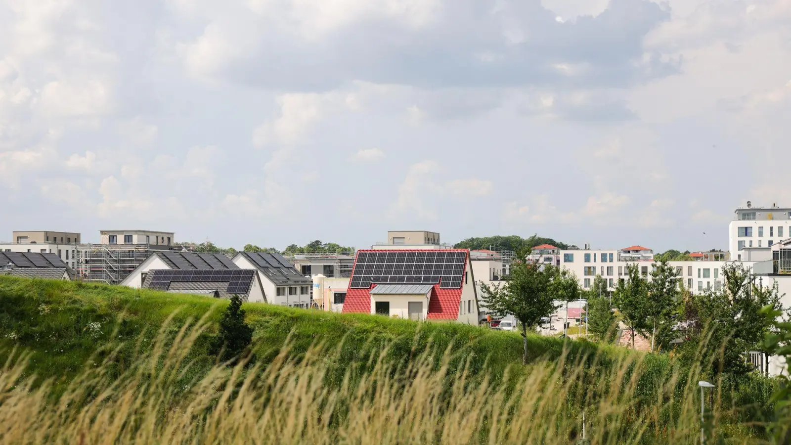 Der Anstieg der Kreditzinsen schreckte in den vergangenen drei Jahren viele Immobilieninteressenten ab. Die Folge waren sinkende Preise - doch diese Phase ist nun beendet. (Symbolbild) (Foto: Christian Charisius/dpa)