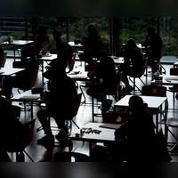 Künstliche Intelligenz wird an bayerischen Schulen zur immer größeren Herausforderung, wenn es darum geht, Betrugsversuche zu unterbinden. (Symbolbild) (Foto: Sven Hoppe/dpa)