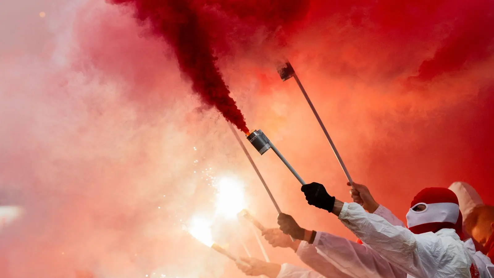 Das Abbrennen von Pyrotechnik durch Kölner Fans kommt dem FC teuer zu stehen. (Foto: Rolf Vennenbernd/dpa)