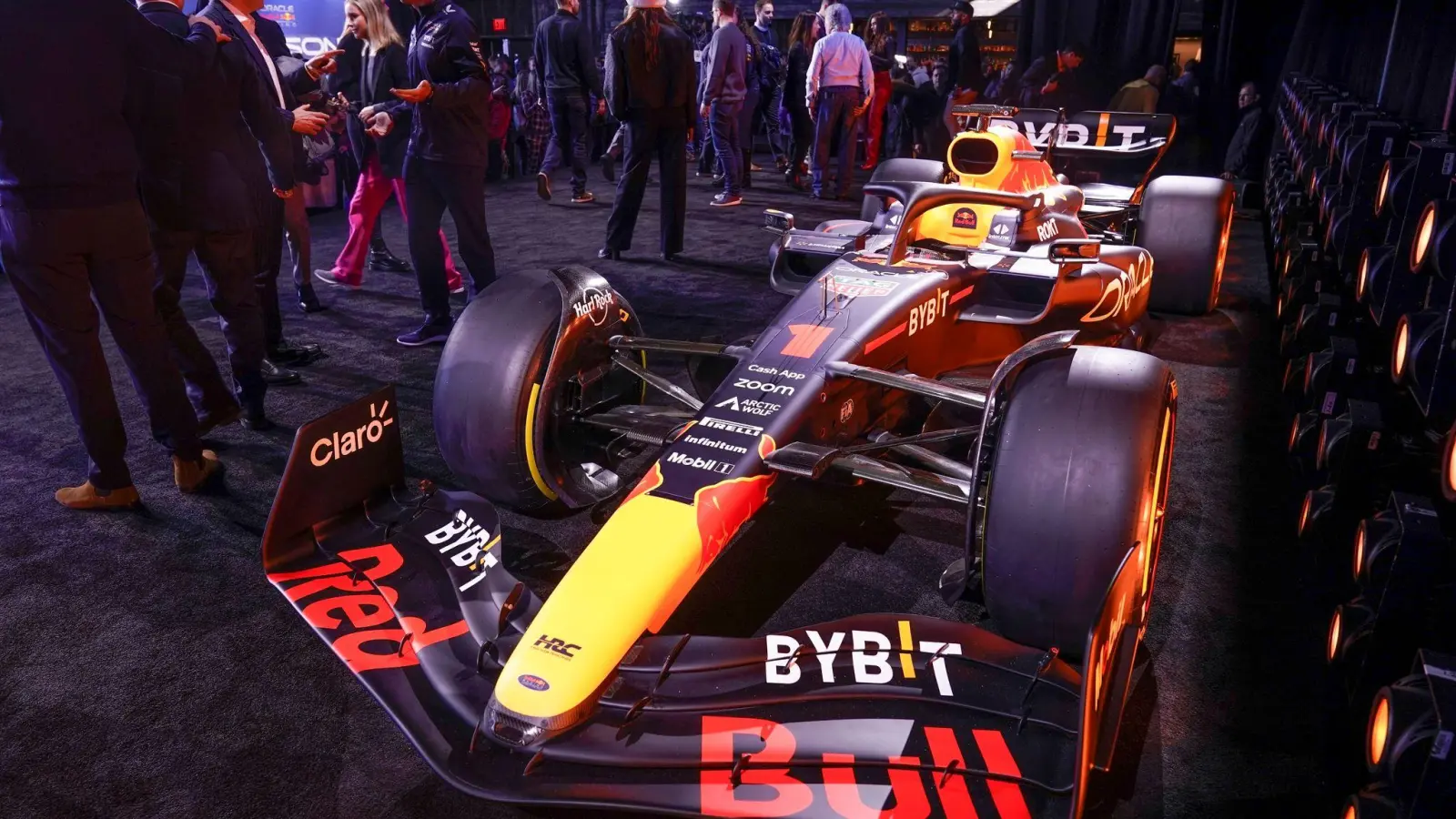 Der neue Formel-1-Rennwagen RB19 von Red Bull Racing wird während einer Veranstaltung enthüllt. (Foto: Seth Wenig/AP/dpa)