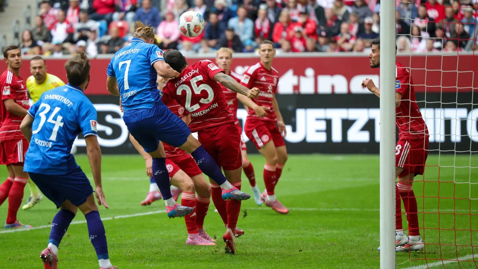 Ein Tor, das nicht galt: Isac Lidberg (Nr. 7) köpft in der 8. Minute das vermeintliche 1:0 für Darmstadt, stand zuvor aber hauchdünn im Abseits.  (Foto: Christoph Reichwein/dpa)