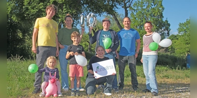 Der zehnte Geburtstag steht an: Die Kulturgärtla-Macher (hintere Reihe, v. li.) Sebastian Lieb, Alida Lieb, Julian Weiß, Sebastian Hauer und Anja Hauer sowie Svenja Weiß (kniend) sind stolz auf das Erreichte. Mit Mia und Jano Lieb steht auch schon die nächste Generation bereit. (Foto: Robert Maurer)