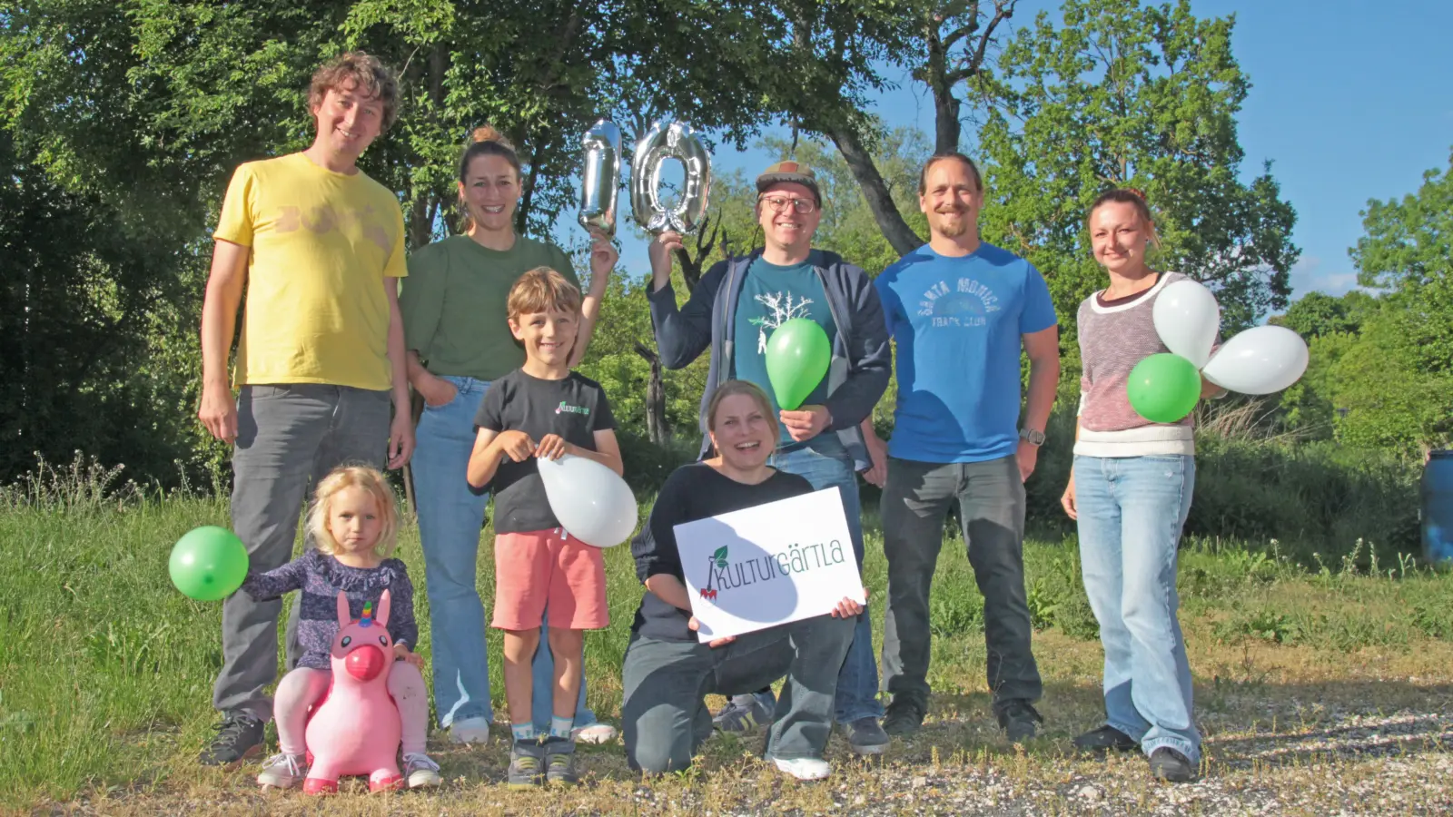 Der zehnte Geburtstag steht an: Die Kulturgärtla-Macher (hintere Reihe, v. li.) Sebastian Lieb, Alida Lieb, Julian Weiß, Sebastian Hauer und Anja Hauer sowie Svenja Weiß (kniend) sind stolz auf das Erreichte. Mit Mia und Jano Lieb steht auch schon die nächste Generation bereit. (Foto: Robert Maurer)