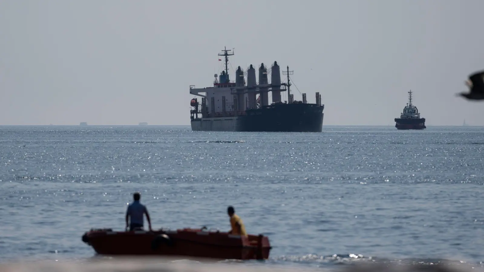 Ein Frachtschiff im Marmarameer. (Archivbild) (Foto: Khalil Hamra/AP/dpa)