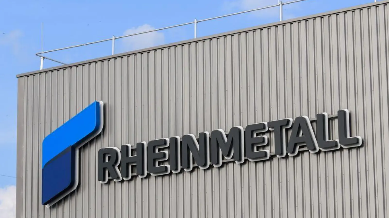 Ganz da oben könnten sie sein: Weltraum-Satelliten, auf die Rheinmetall Zugriff hat und deren Aufnahmen die Firma verkauft. (Archivbild) (Foto: Julian Stratenschulte/dpa)