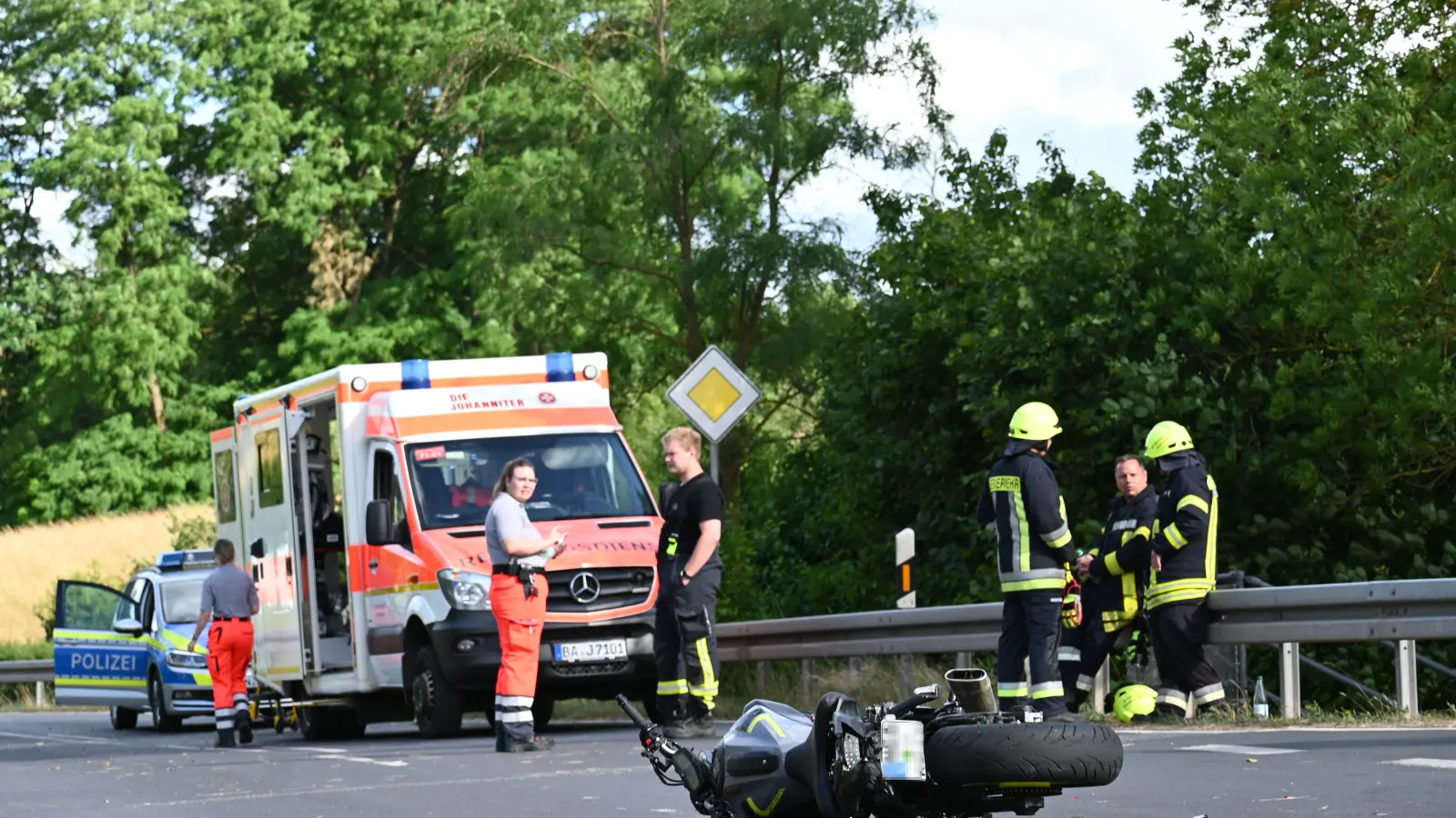 Ein 24-jähriger ist nach einem Unfall in Burghaslach mit sehr schweren Verletzungen in die Uni-Klinik nach Würzburg geflogen worden. (Foto: Judith Marschall)
