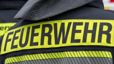 Ein Feuerwehrmann erlitt eine Rauchvergiftung bei dem Brand in Wildenberg. (Symbolbild) (Foto: Daniel Vogl/dpa)