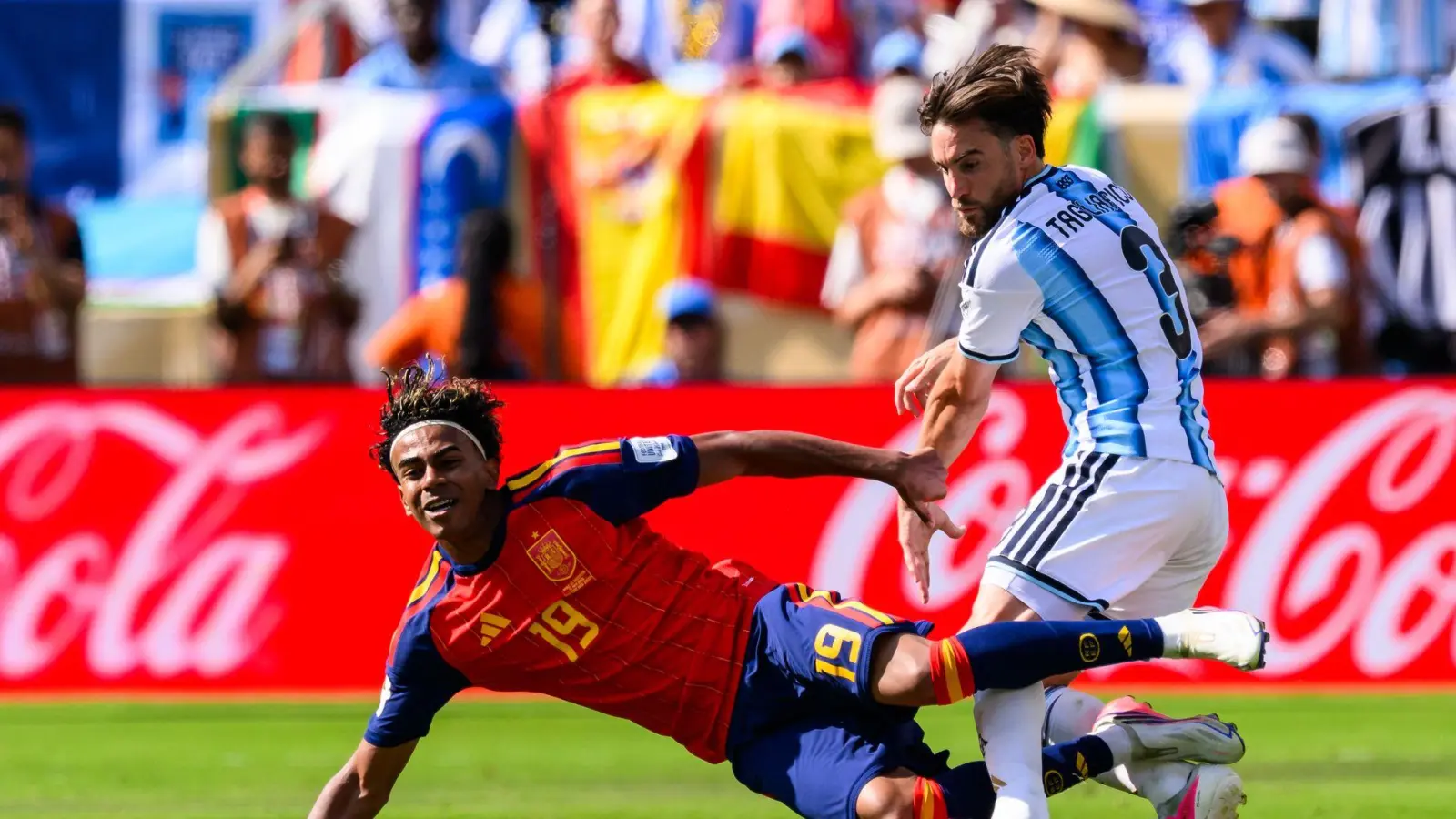 In den Live-Bildern der Fußball-WM 2026 sind Zuschauer einer Analyse zufolge regelrecht mit Werbung für potenziell gesundheitsschädliche oder finanziell riskante Produkte überschwemmt worden. (Archivbild) (Foto: Tom Weller/dpa)