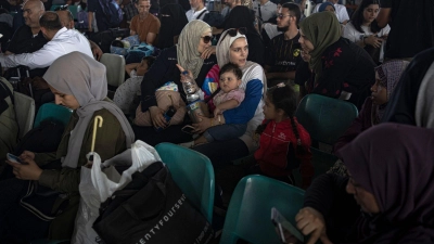Menschen warten am Grenzübergang zwischen dem Gazastreifen und Ägypten. (Foto: Fatima Shbair/AP/dpa)