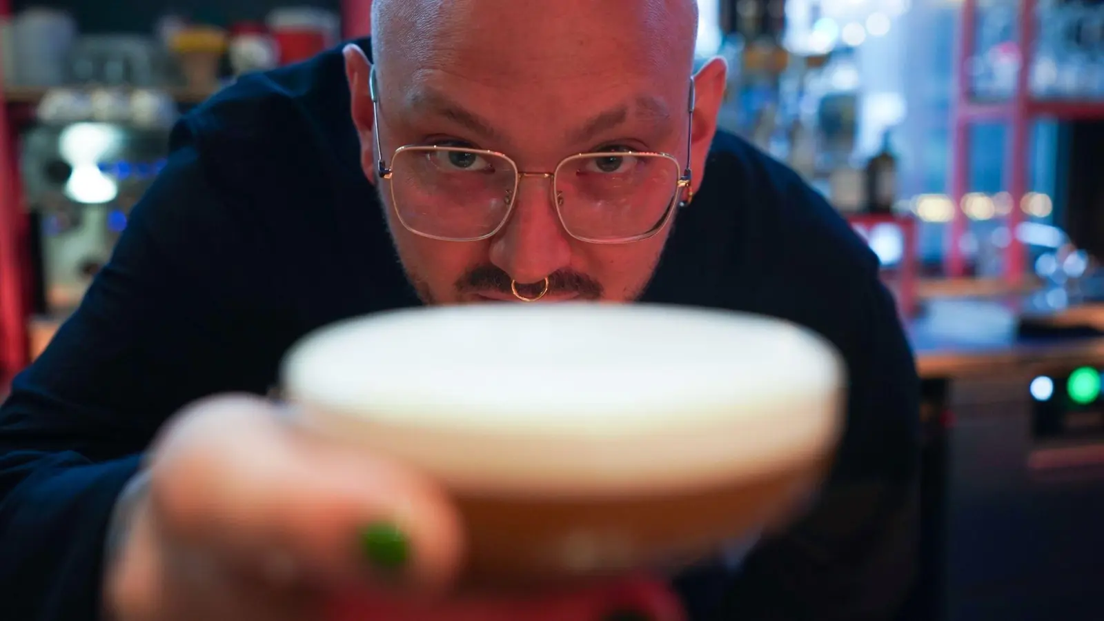Barchef Frederik Schefferski bereitet im „Jing Jing“ einen Cocktail zu. (Foto: Marcus Brandt/dpa)