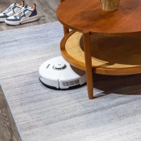 Runde Sache - wenn der Saug-Wisch-Roboter unter den Möbeln durchkommt. (Foto: Zacharie Scheurer/dpa-tmn)