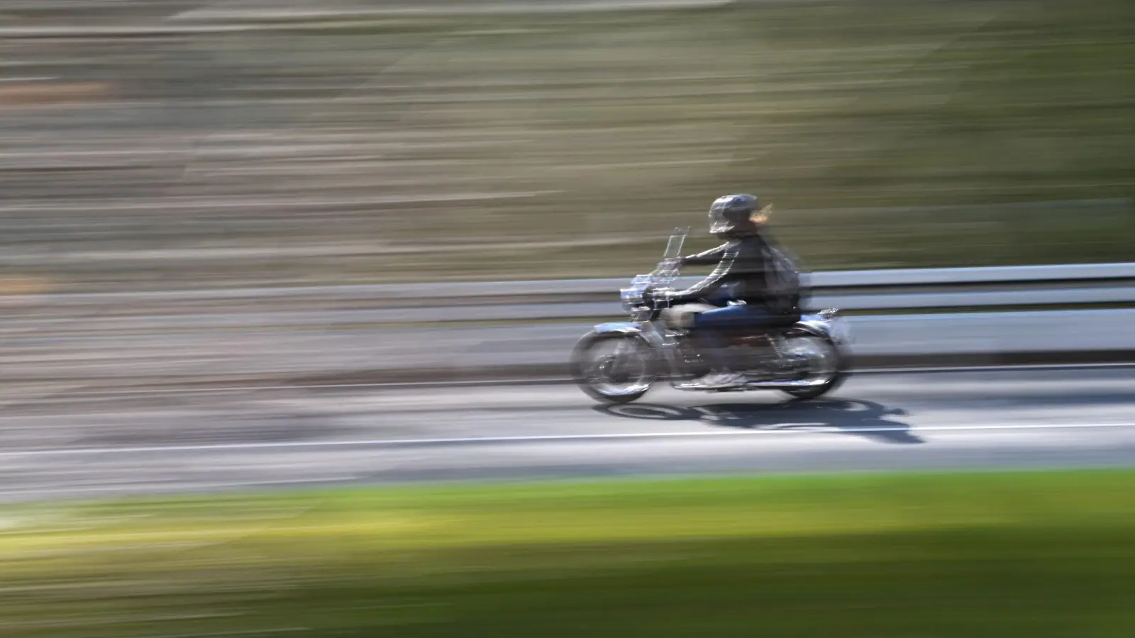 Die Geschwindigkeit einer Motorradfahrerin unterschätzte ein Autofahrer. (Symbolbild: Arne Dedert/dpa)