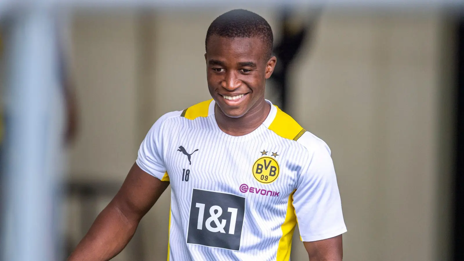 Durfte sich über ein VfB-Trikot freuen: Dortmunds Youngster Youssoufa Moukoko. (Foto: David Inderlied/dpa)