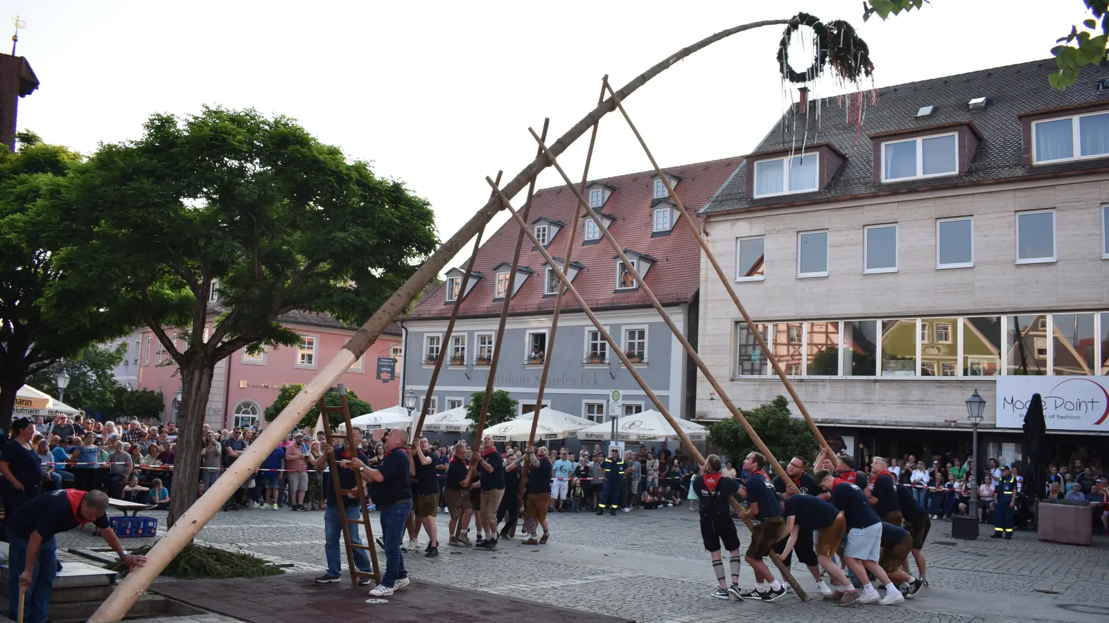 Mit vereinten Kräften hievten die Ficht’n Lupfer die stolze Kirchweihfichte in die Höhe. Immer wieder machten sie eine Pause, das erhöhte auch beim Publikum die Spannung. (Foto: Ute Niephaus)