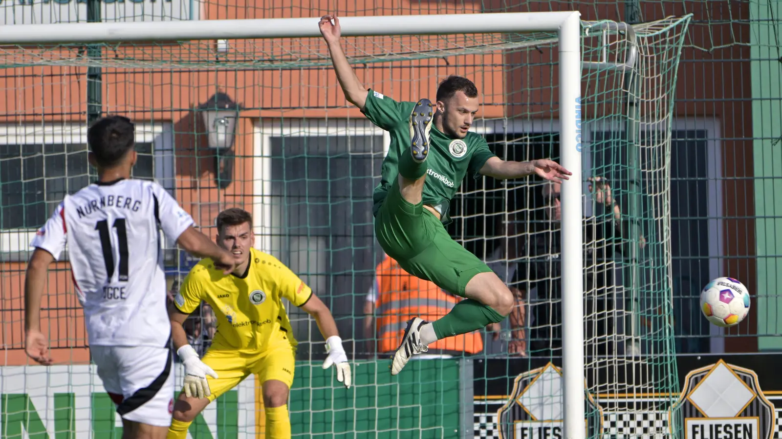 Er fliegt wieder: Eric Weeger (rechts, hier im Heimspiel vergangene Saison gegen Nürnberg) ist zurück im Ansbacher Team. (Foto: Martin Rügner)