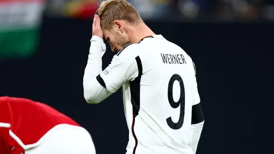 Deutschlands Timo Werner geht enttäuscht über den Rasen. Die DFB-Elf musste sich in der Nations League gegen Ungarn mit 0:1 geschlagen geben. (Foto: Tom Weller/dpa)