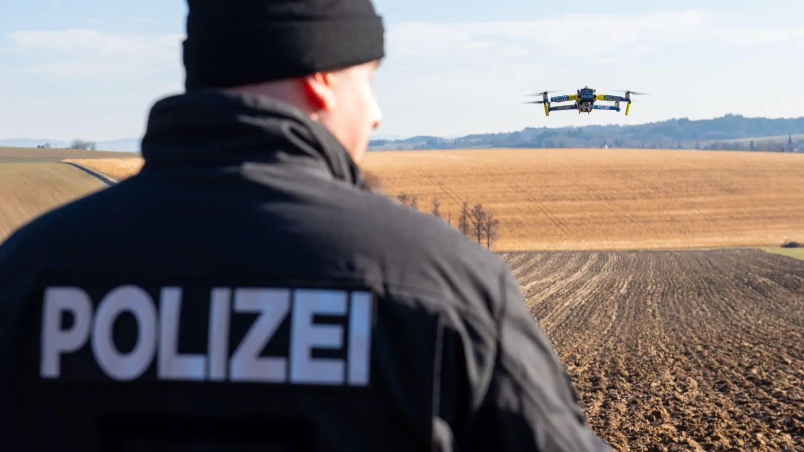 Die Polizei hatte unter anderem mit Drohnen nach der vermissten Frau bei Rothenburg gesucht. (Symbolbild: Lennart Preiss/dpa)