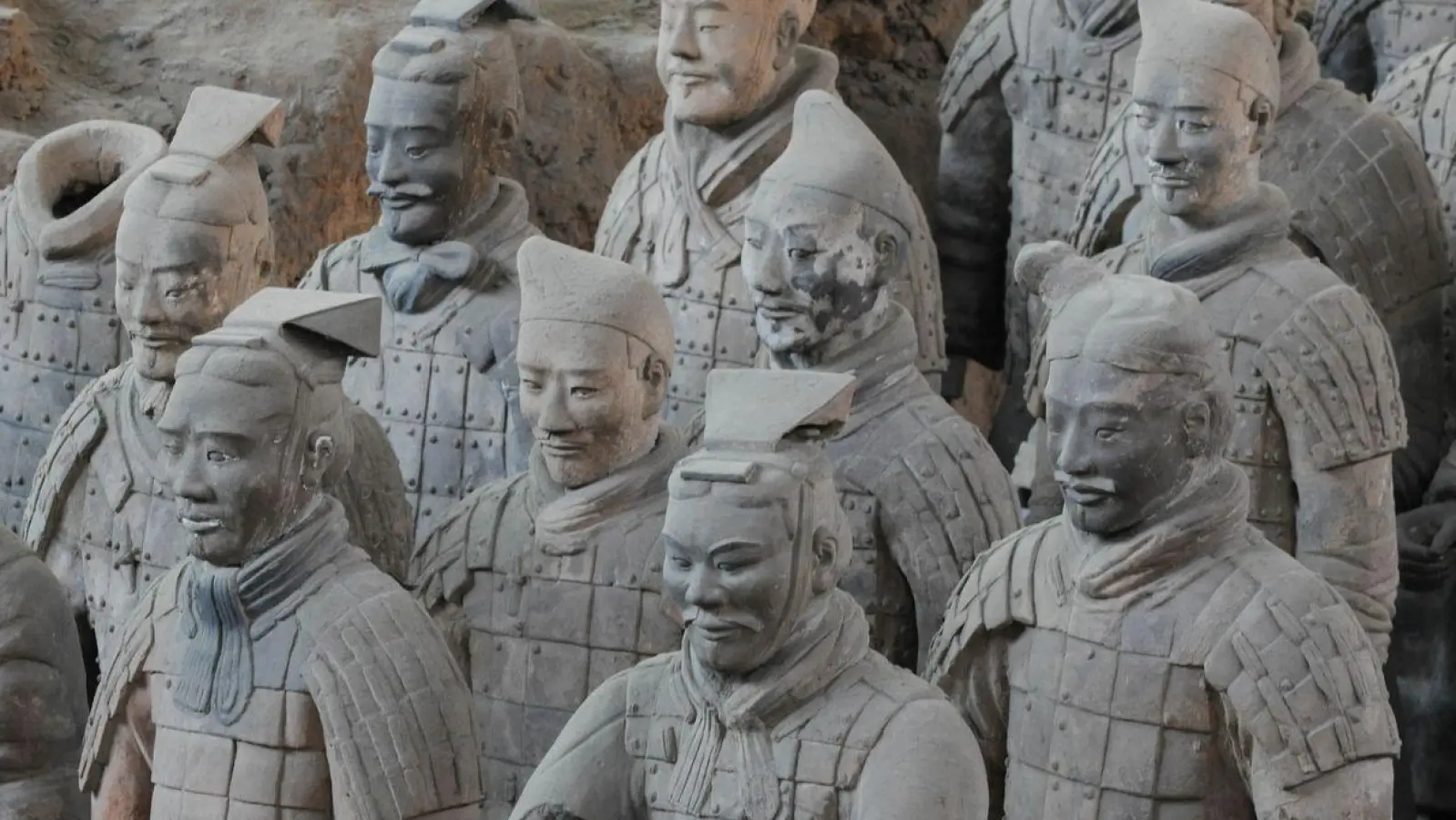 Einige Soldatenfiguren der sogenannten Terrakotta-Armee im Mausoleum Qin Shihuangdis. (Foto: Penghua/SIPA Asia via ZUMA Wire/dpa)