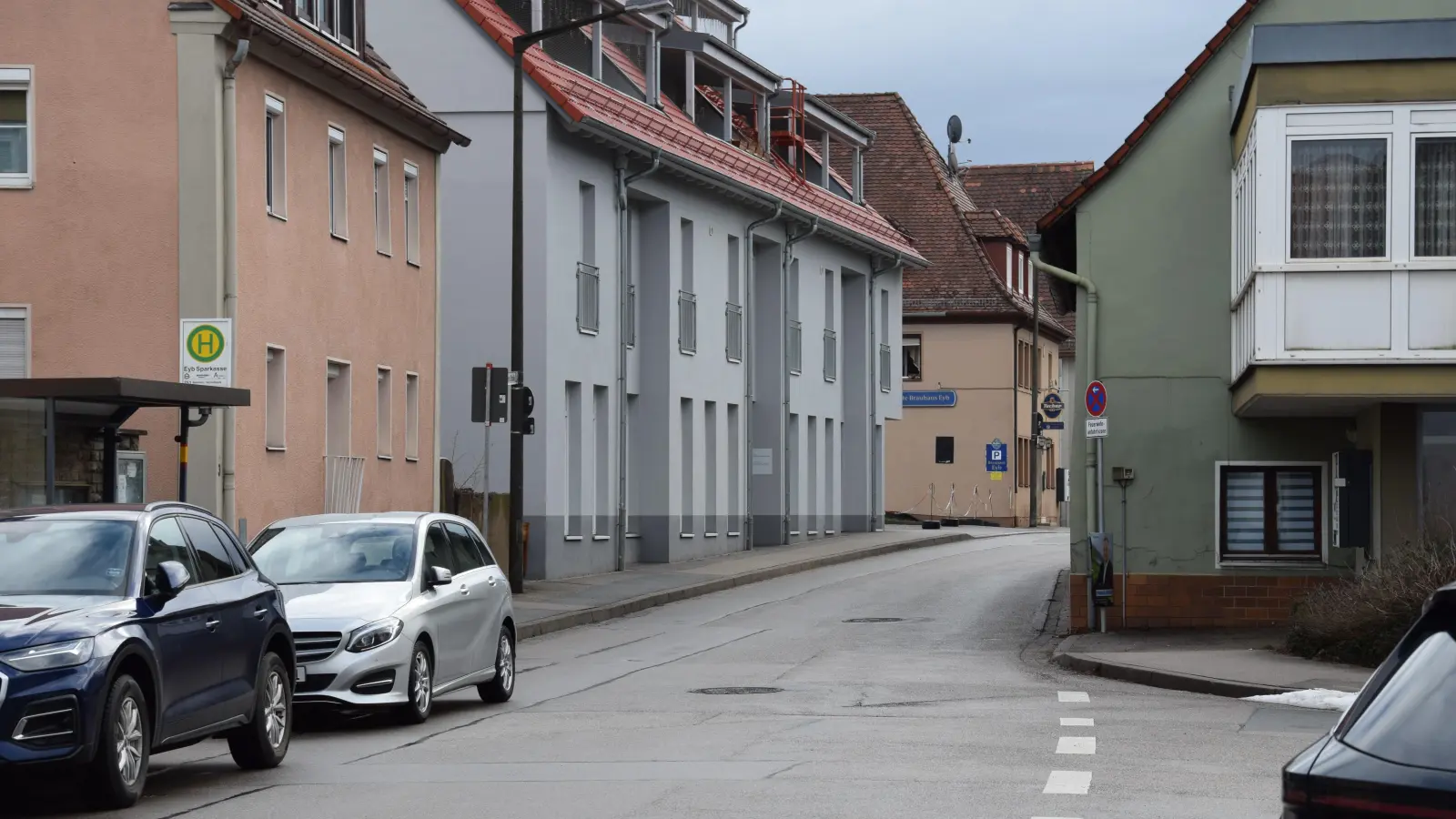 Eng und unübersichtlich: Damit begründeten die Fraktionen der ÖDP und der Offenen Linken ihre Forderung, die Geschwindigkeit in der Windsbacher Straße im Ansbacher Stadtteil Eyb zu reduzieren. (Foto: Florian Schwab)