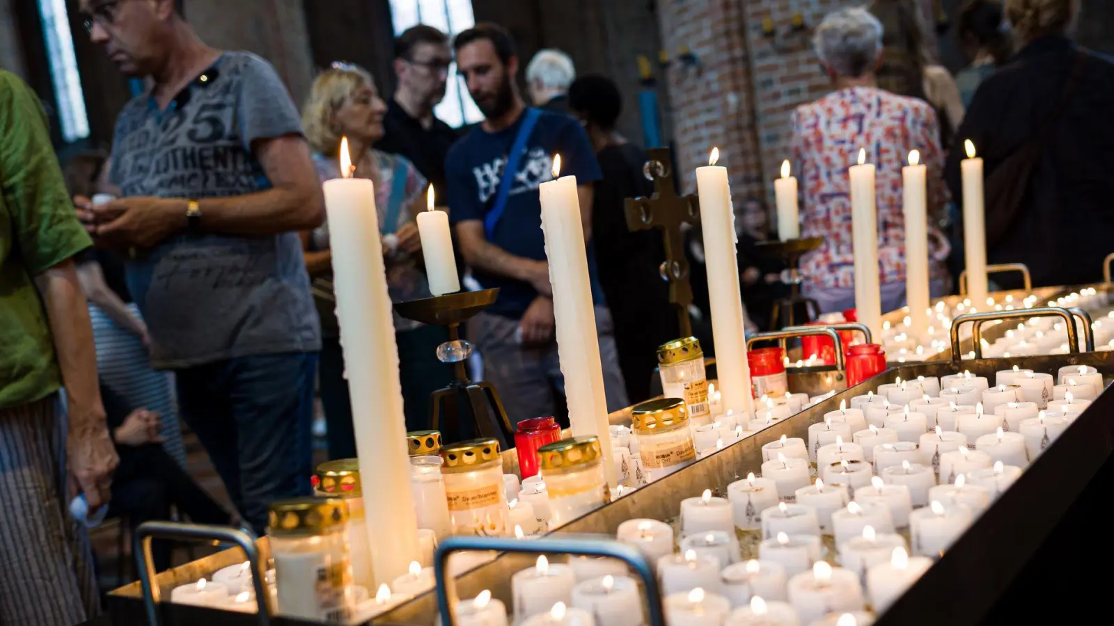 Zahlreiche Menschen gedenken der Getöteten. (Foto: Moritz Frankenberg/dpa)