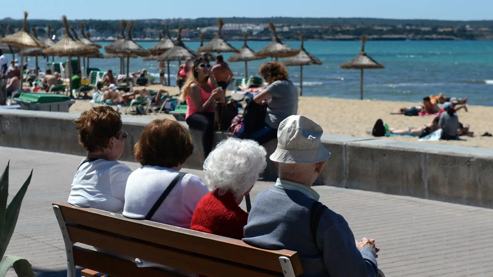 44 Prozent eines Babyboomer-Jahrgangs gehen vorzeitig in Rente und haben Zeit zum Beispiel fürs Reisen. (Archivbild) (Foto: Jens Kalaene/dpa)