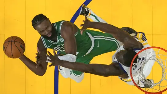 Draymond Green von den Warriors verteidigt am Korb gegen Jaylen Brown (l) von den Celtics. (Foto: Kyle Terada/Pool USA TODAY Sports/AP/dpa)