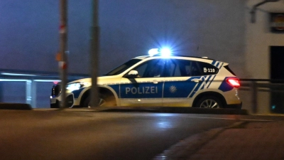 Eine 60-Jährige ist bei Elpersdorf am Freitag beinahe in ein Polizeiauto geprallt. (Symbolbild: Manfred Blendinger)